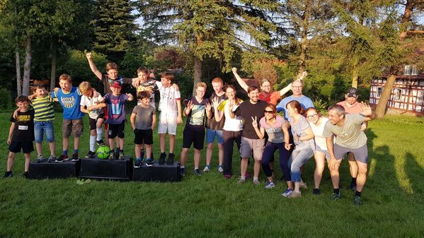 Siegerehrung zum Familien-Fussballmatch. Die Kinder haben wieder knapp aber verdient gewonnen. Siegerehrung zum Familien-Fussballmatch. Die Kinder haben wieder knapp aber verdient gewonnen.
